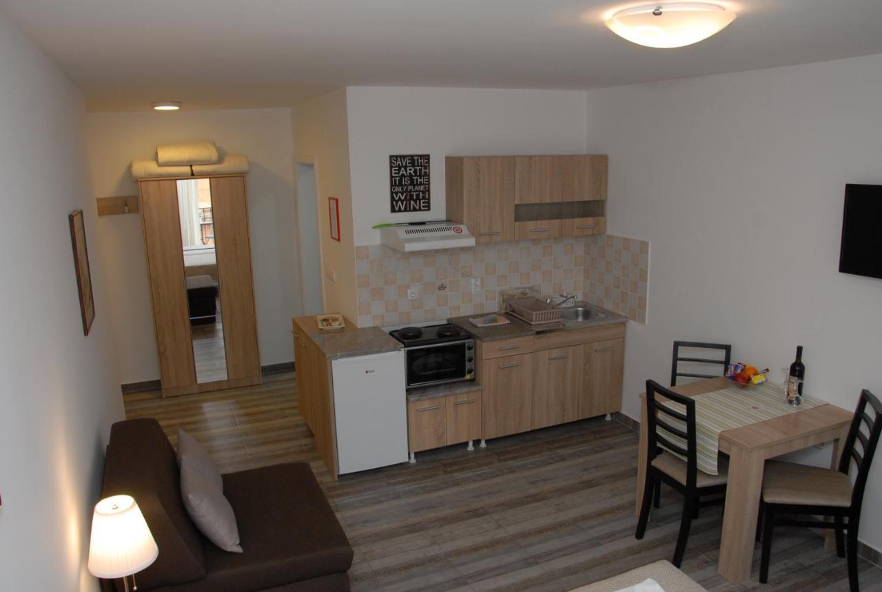 Apartments Idila 벨라 츠르크바 외부 사진